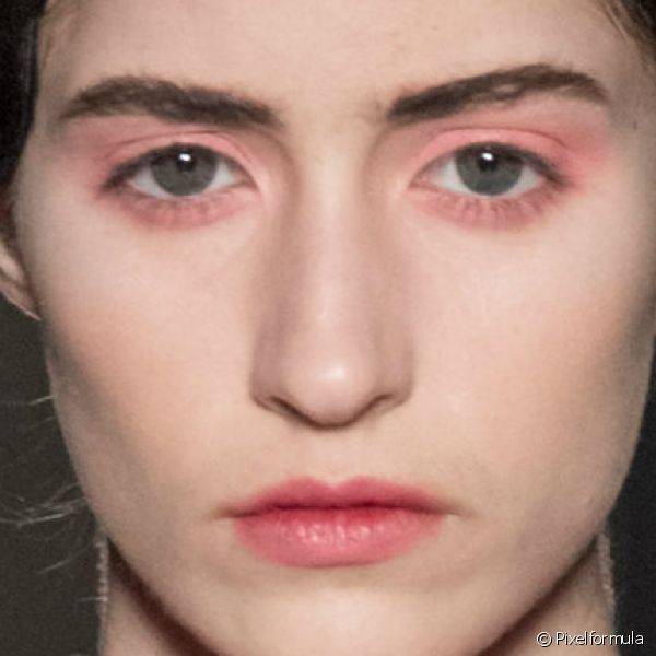 As sobrancelhas das modelos foram escurecidas para o desfile de Jonathan Saunders na Semana de Moda de Londres